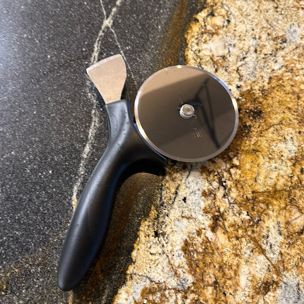 Pampered chef pizza cutter